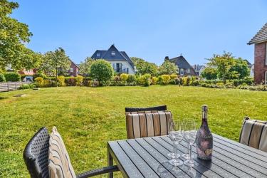 Terrasse mit Blick in den Garten